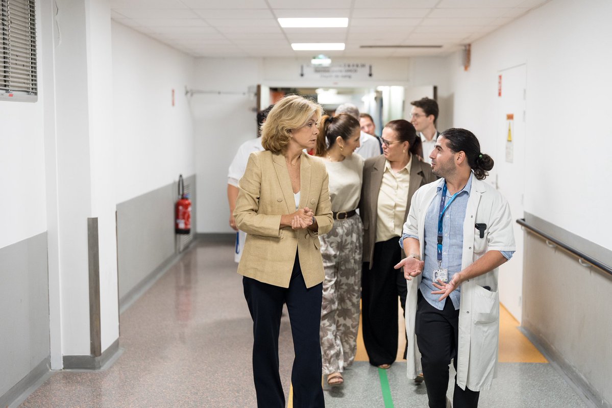 vpecresse's tweet photo. Livraison ce matin de 50 climatiseurs à l'hôpital Ballanger d’Aulnay, commandés par la Région via l'association "Solidarité pour les soignants" d’@anne_roumanoff, avec laquelle nous travaillons depuis le COVID. Nos soignants et leurs patients ont beaucoup souffert pendant la canicule. Alors qu'une remontée des températures s’annonce, nous allons très vite leur en livrer 1000 !