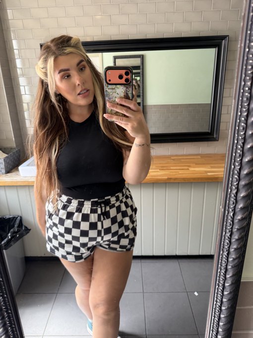 👸🏼Charlotte Rachel - My “I’m a cool mum” fit https://t.co/zj8AVKvccw