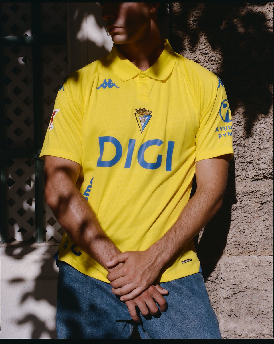 Cadiz_CF's tweet photo. 𝙇𝙖 𝙣𝙪𝙚𝙫𝙖 𝙥𝙞𝙚𝙡 𝙘𝙖𝙙𝙞𝙨𝙩𝙖 𝙮𝙖 𝙚𝙨𝙩𝙖́ 𝙖𝙦𝙪𝙞́.

¿Preparado para vestirla? 👕✨

💛💙Ya disponible en la nueva Tienda Oficial: https://t.co/82YefRgJMj https://t.co/u3ssUSX9yG