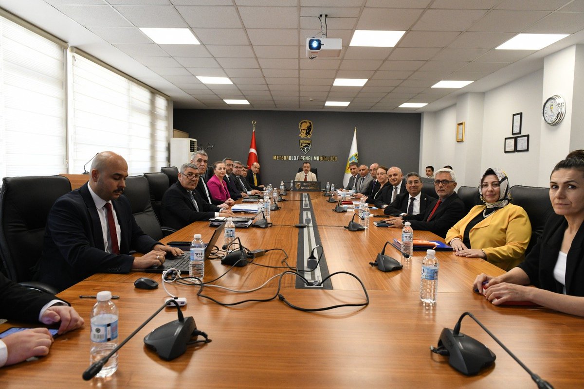 VolkanMCoskun's tweet photo. Çevre, Şehircilik ve İklim Değişikliği Bakanlığı Meteoroloji Genel Müdürlüğümüz Merkez ve 16 Bölge Müdürlüğümüzün katılımıyla haftalık değerlendirme toplantımızı gerçekleştirdik. https://t.co/gg9hmDyJlK