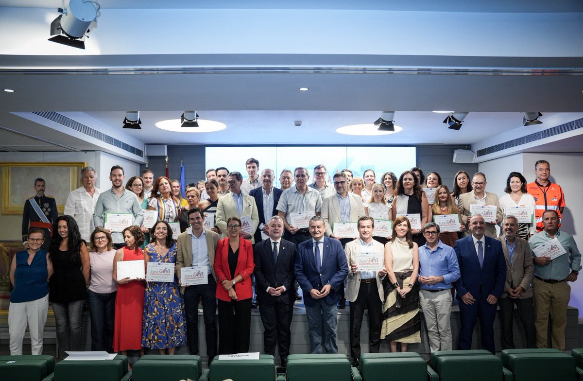 COF_Sevilla's tweet photo. El COF Sevilla ha participado en la entrega de distinciones de “Zonas Cardioaseguradas” a farmacias de Sevilla, Córdoba y Huelva dentro del proyecto europeo NUMAPLUS

Más de 600 farmacéuticos han sido formados en RCP con un objetivo claro: salvar vidas.

El acto ha contado con la participación de @antoniosanz. 

#FarmacéuticosDeSevilla