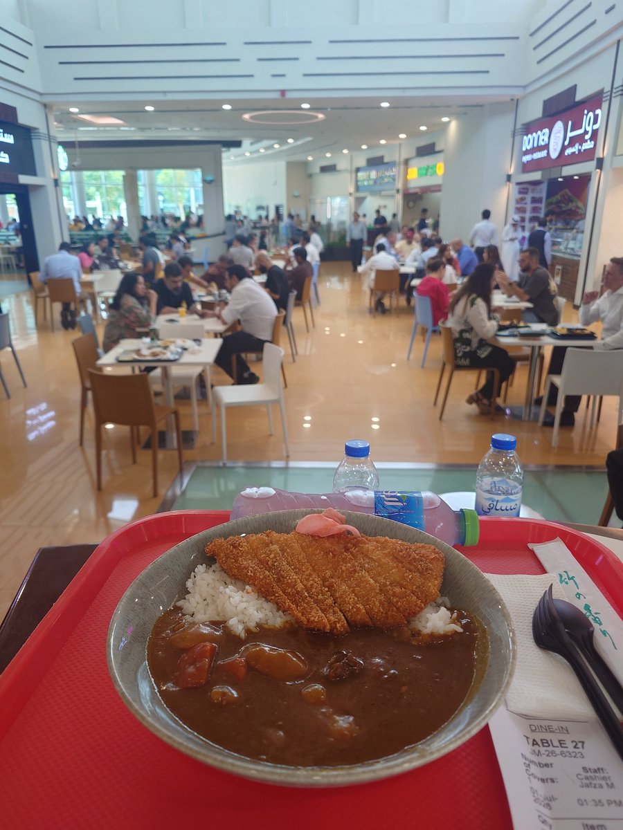 SabakuBBQ's tweet photo. 日本人の方経営の日本食屋でカツカレーと水2215円。フードコートは混んでおり相席断られるし待たされる。いつものインドニキの店ならチキンビリヤニやミールスは532円、すぐ来て座れるし相席歓迎。どうも私にはインド・パキスタンの店がいいようだ。しかし久々の日本のカレー、身体に染みるのであった https://t.co/HyI9jYxkWX