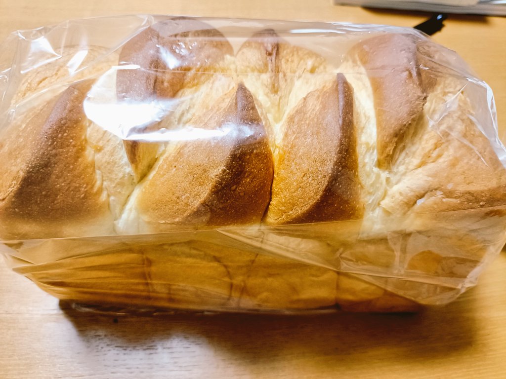 hiro_gu_cha's tweet photo. 仕事帰りにバローにパン買いに行ったら、安くて色々買っちゃった😃
ホテル食パンみたいのが398円、手作りのアップルパイとかチーズパンが98円というのも嬉しい✨
()税別 https://t.co/Adui439lHe