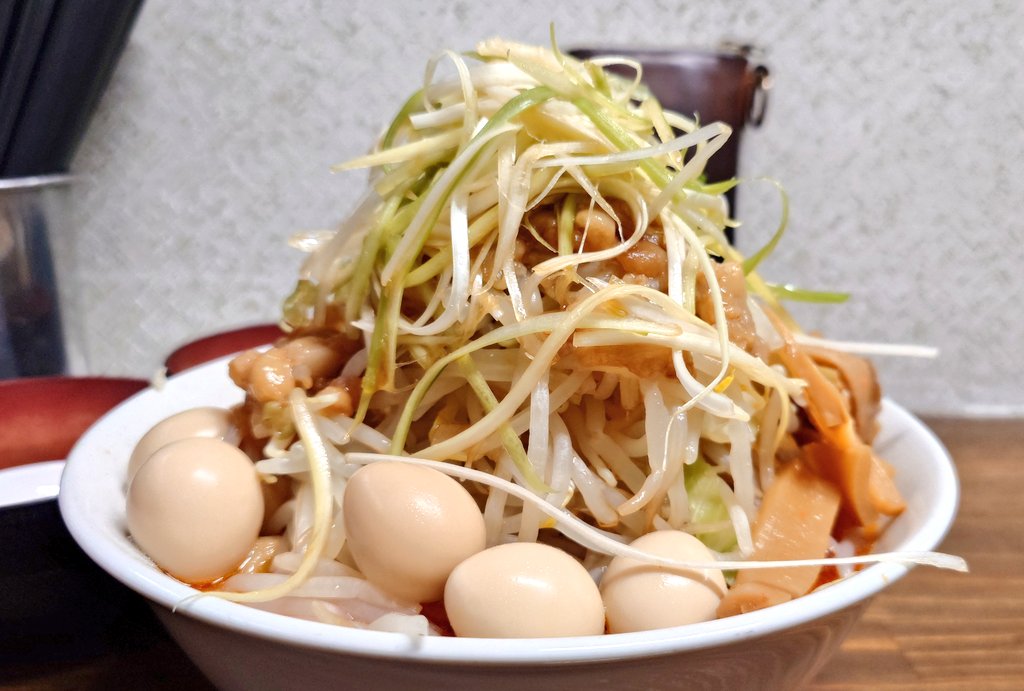 NkmZnw311JksJwj's tweet photo. ラーメン武丸!!

月頭も定時上がり💪17:50着2番目😁

辛ミニ.メンマ.うずら.生たまご👆ねぎ.ニラキムチ🪙
K君自動🌶️🌶️🌶️ 大将無言全部😆

豪快盛り🍜ニラキムチ乗せてスープひと口!?チゲ鍋風に変化を楽しむ🤤旨味じゅーしー🐖ふわとろ🐖にスープ染みわしもち麺美味過ぎた😋
ご馳走様✋
🚙さん🐻さん🙋 https://t.co/FDhiCDCnAs