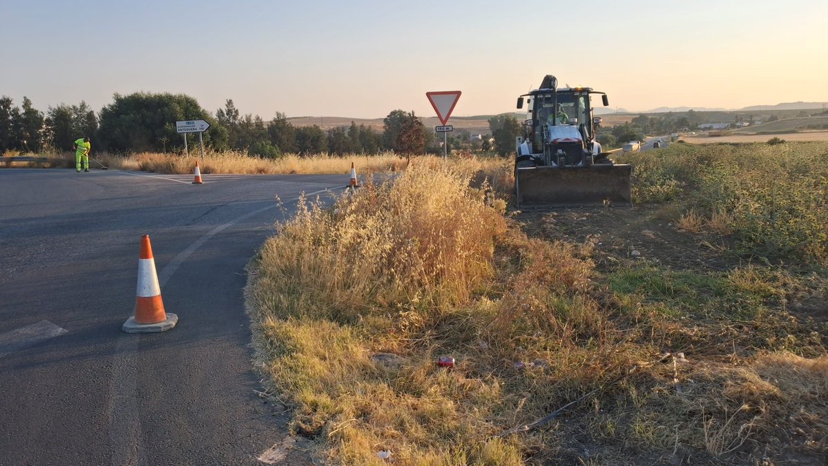 CadizJunta's tweet photo. La DT @FomentoAND sigue con los trabajos de mantenimiento de carreteras en la provincia de #Cádiz 

🛣️Limpieza mecanizada de cunetas en la A-373 p.k 0+400 al 0

#Seguridadvial #Carreteras #Conservación https://t.co/TjRBqApXGE