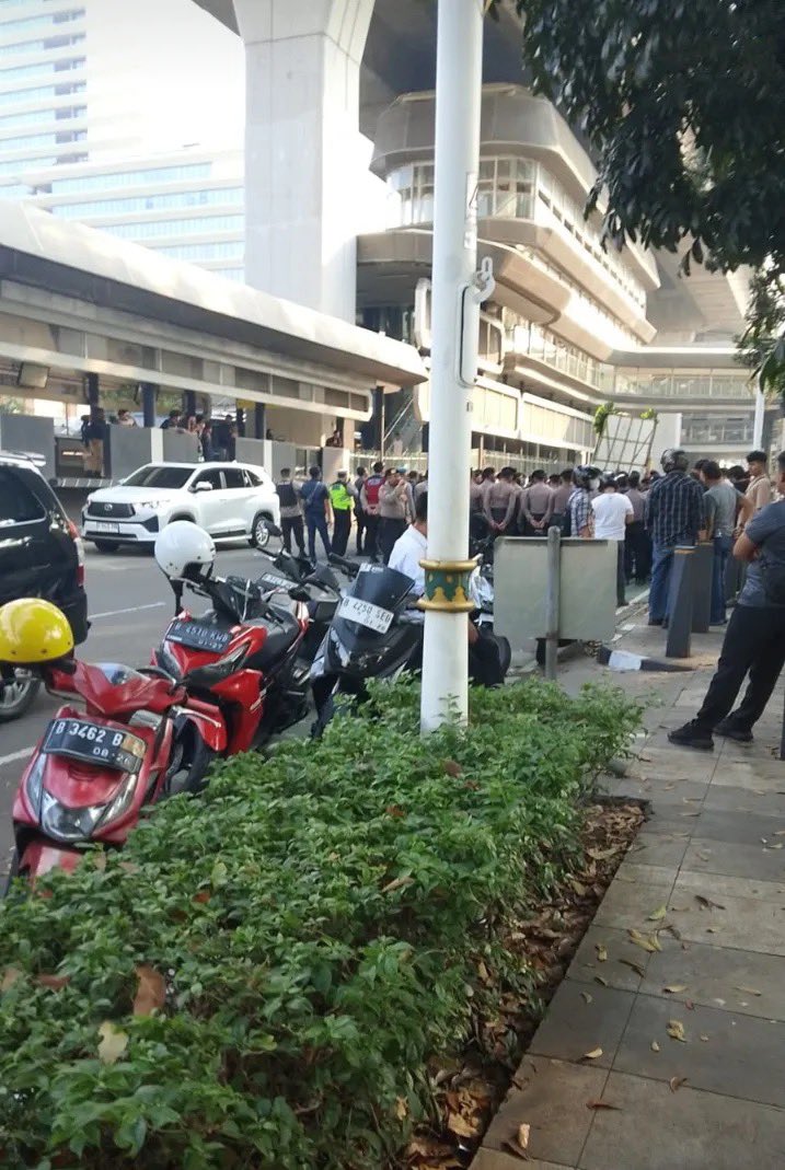 aenaheinm's tweet photo. lagi ada aksi ya di depan mabes polri?
stay safe semuanya, khususnya mahasiswa ui yang sedang melakukan aksi simbolik di depan mabes polri! 🫶🏻
semoga berjalan lancar dan damai, serta pulang dengan aman semuanya 🥹
cc: _humanitycare_(threads)
#demo #mabespolri #ui https://t.co/rDd35Av1og