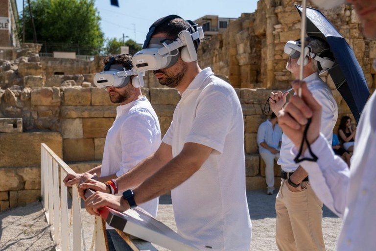 TGNAjuntament's tweet photo. PATRIMONI | Tarragona es converteix en la primera ciutat del món en aplicar la realitat mixta a un jaciment romà 🙌🏻

L’experiència immersiva, impulsada per WeRiseUp, permet recrear digitalment l’antiga Tàrraco sense alterar ni substituir l’espai arqueològic 🤝🏻

ℹ️ https://t.co/KdbaE8XC3D