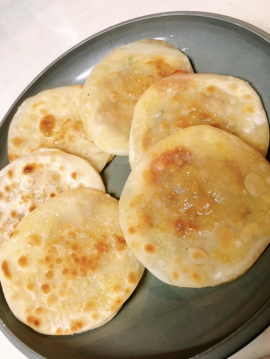 chimi_NeD's tweet photo. 賞味期限が今日までの餃子の皮が10円で売ってたから大量のミニパニーニ作った
もう一皿ある
ツナしそケチャップと、ハムチーズの2種 https://t.co/Pvk0pZlPJ2