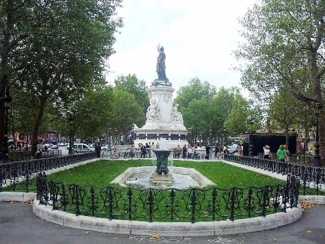EmmanuelSPV's tweet photo. Quand X parle de la Place de la République, c'est toujours cette photo de l'ancienne fontaine au grand angle qui est postée. Jamais une photo sans grand angle comme celle-ci. Et surtout jamais la photo actuelle de la fontaine sur les Champs, où pas grand monde ne la remarque ;) https://t.co/qP213BTvOH