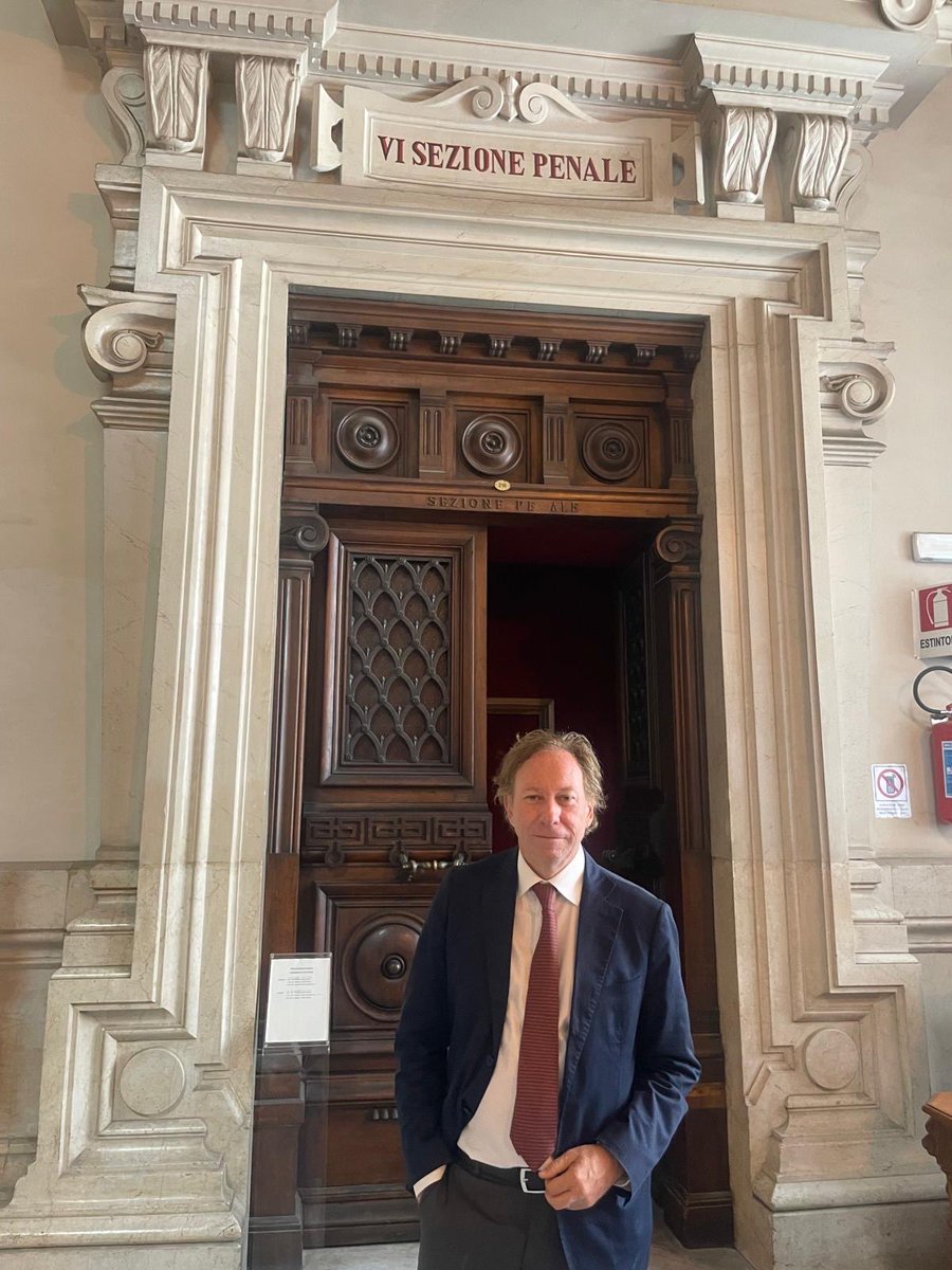 karinamichelin's tweet photo. ROMA, 1º de julho – A defesa de Carla Zambelli, representada pelos advogados Pieremilio Sammarco e Angelo Alessandro Sammarco, deixou a audiência realizada na manhã desta quarta-feira na Corte de Cassação italiana demonstrando otimismo.

Segundo mensagens enviadas por seus advogados, o Procurador-Geral da Cassação aderiu ao primeiro fundamento do recurso e pediu a anulação da sentença da Corte de Apelação de Roma. 

A decisão dos magistrados da VI Seção Penal deverá ser divulgada ainda nesta noite. Integrantes da defesa afirmam que esta é a primeira vez, em toda a tramitação do processo, que recebem um parecer favorável do Ministério Público perante a Suprema Corte italiana.
