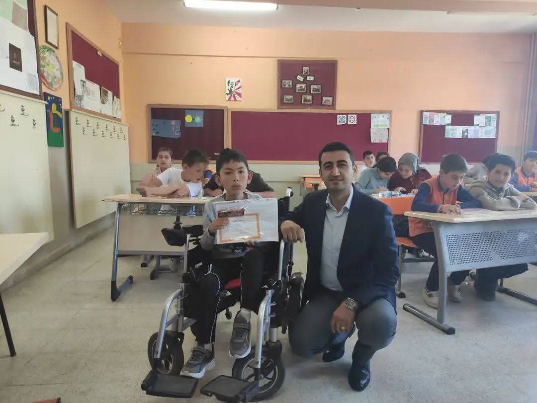 SebinkarahsrMem's tweet photo. 📚🎓 2025-2026 Eğitim Öğretim Yılı'nın son ders ziliyle birlikte,
Şebinkarahisar Kaymakamımız Sayın Dr. Yasin Ardıç'ın katılımıyla Yavuz Selim İlkokulu/Ortaokulunda düzenlenen karne töreninde öğrencilerimizin sevincini paylaştık.☀️
#Şebinkarahisar #KarneGünü #Eğitim #MillîEğitim https://t.co/QhgWPtyPHN