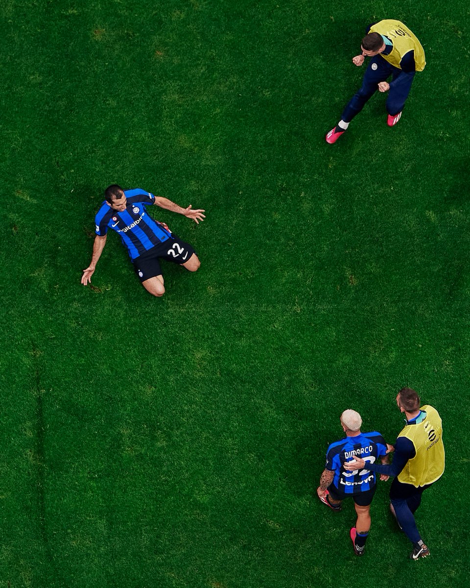 Inter's tweet photo. 187 👕
12 ⚽
21 🅰️
6 🏆

E non è ancora finita 🖤💙 https://t.co/0raIRUF4Wy