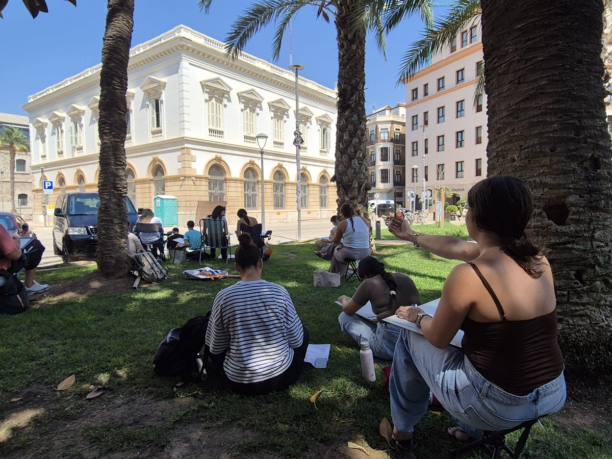 UPCToficial's tweet photo. 🏠✏️  ¿Dibujar una vivienda sin verla? Ese es el reto de los estudiantes de #Arquitectura en el examen de Ideación Gráfica I: interpretar planos y plasmarlos a carboncillo. 
Hoy se examinan en el Campus CIM y frente al edificio de Aduanas. ¡Mucha suerte! 🍀🍀 https://t.co/uFXT86lAsM