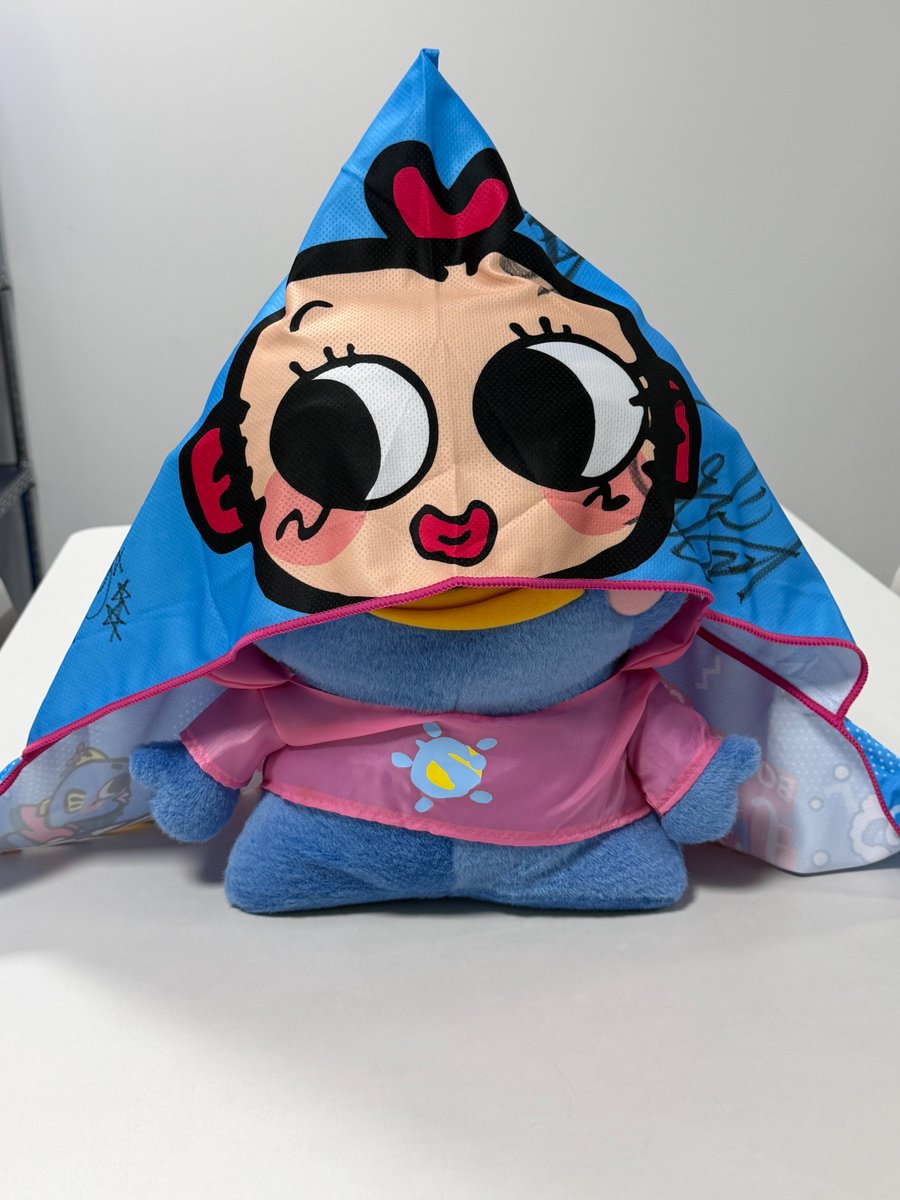totomaru_07's tweet photo. 本日7/1から7/6まで開催中のボートレースレディースVSルーキーズバトルのオリジナルマフラータオルに、ドリーム戦出場選手の皆さんからサインの寄せ書きをもらったぎょ～～！！
こちらを抽選で２名様にプレゼントするぎょ！
応募方法は
①このアカウントをフォロー
②この投稿をリポスト
で応募完了だぎょ!締切は７/７(火)までだぎょ！
引用リポストで出場選手やレースへのコメントを書くと当選確率アップだぎょ！
#ボートレース蒲郡 
#ボートレースレディースVSルーキーズバトル
#川野芽唯 選手
#三浦永理 選手
#高田ひかる 選手
#竹間隆晟 選手
#飛田江己 選手
#仲道大輔 選手