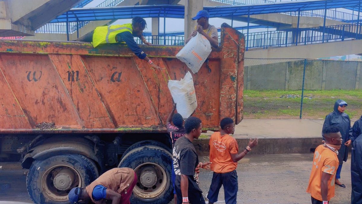 QueenAbeeke's tweet photo. A joint enforcement team is currently removing illegal structures, shanties, and unauthorised trading activities along the corridor at LASU Gate, Iyana Iba, and Alaba Rago. The operation, which follows the Governor's directive, is aimed at reclaiming public spaces /1 
@muyiwag https://t.co/eB2ig98Jsx