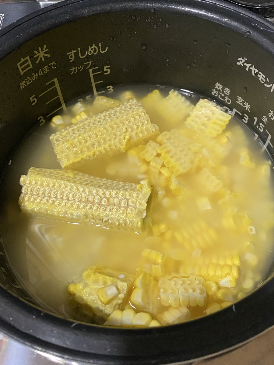 Robin_SNOWMOTO's tweet photo. おうちに帰った連盟‼️
ホームメイドクッキング🧑‍🍳、「とうもろこし炊き込みご飯」と「にんにくの芽炒め」でゴチに😋

うんま👍 https://t.co/a3TPyMySOs
