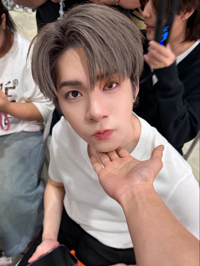 netsiraphop's tweet photo. มาถามพี่ว่าทำผมสีไหนดีนี่เลยบอก สีรภพไง https://t.co/CEkiL3uXoa