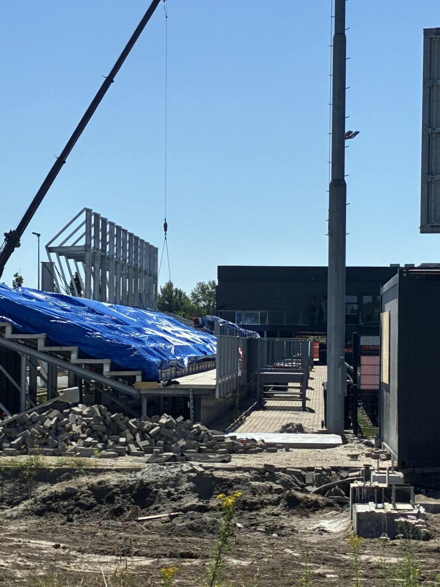allydestad's tweet photo. Toch even gluren. Er wordt druk gewerkt aan de uitbreiding van het #yanmar stadion van #almerecity. Als extraatje een heerlijk vers ingezaaid veld dat straalt in de zon. https://t.co/Fkl1ba3O6d