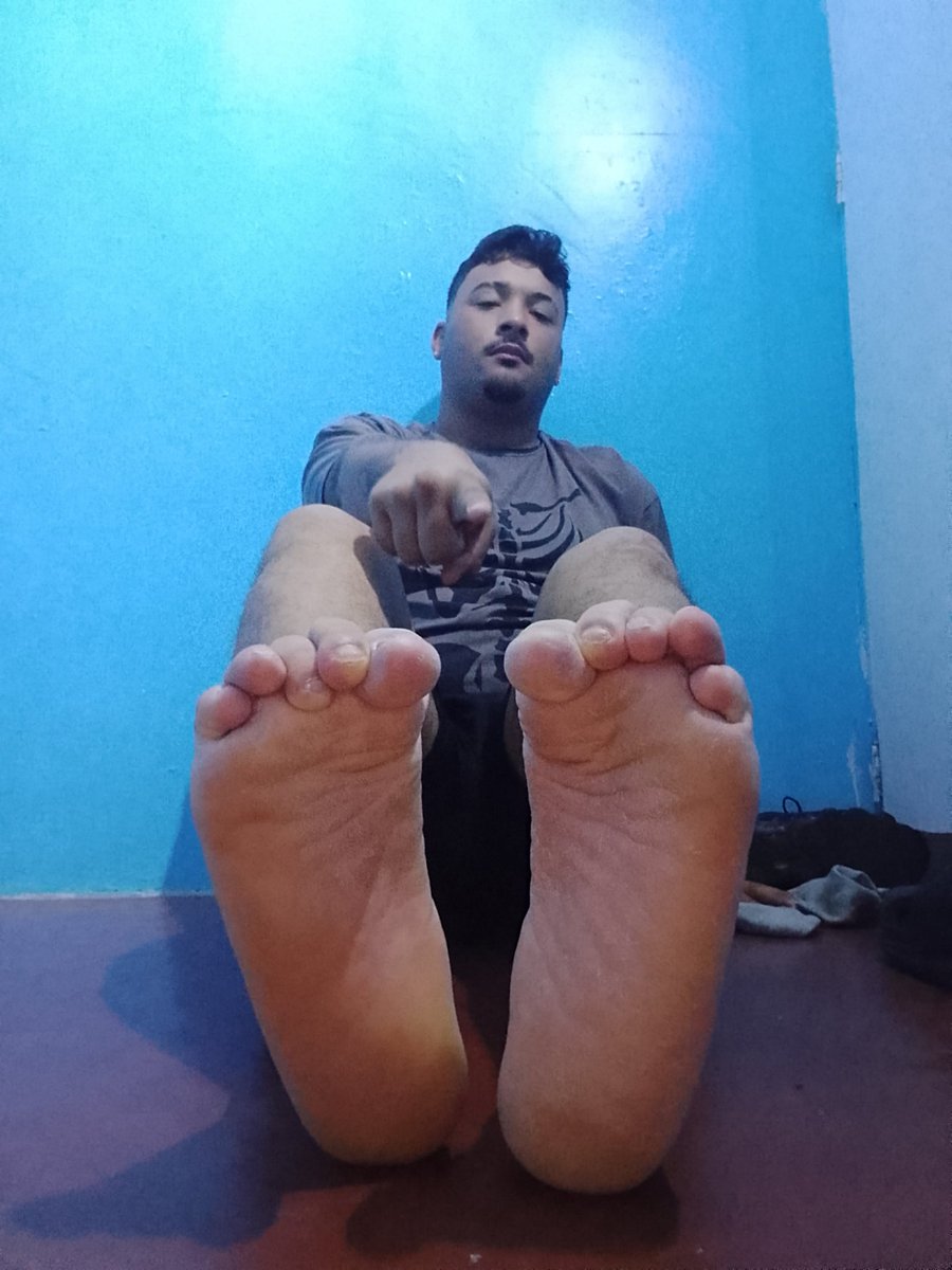 Misteralejd9's tweet photo. It’s addicting looking at my curled toes isn’t it? 😈🦶🏻

#serve #feet #DomSoles #alphafeet #malefeet #findom https://t.co/4uyFSxfyFL