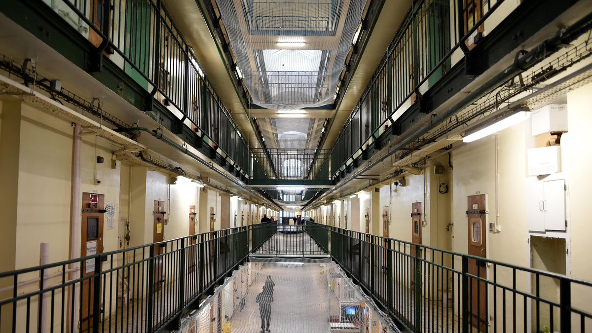 LeFilFranc's tweet photo. ⚖️ Les prisons françaises atteignent un nouveau record historique de 88.829 détenus au 1er juin, soit +4.400 sur un an, avec une densité carcérale de 173,2%. Faute de lits, 7.608 détenus dorment sur des matelas posés au sol. 

Surveillants et directeurs de prison alertent sur un système "au bord de l’explosion".