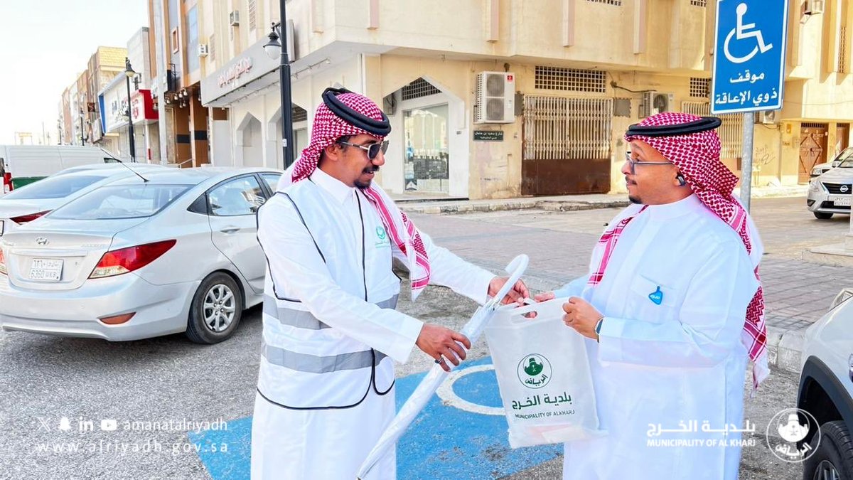 kharjmun1's tweet photo. بالعطاء نصنع أثرًا يبقى ✨

نفذت #بلدية_الخرج مبادرة “سقيا وظل”، والتي تهدف إلى توزيع المياه والمظلات الشمسية، بما يسهم في التخفيف من ارتفاع درجات الحرارة، وتعزيز المسؤولية المجتمعية.

#أمانة_منطقة_الرياض https://t.co/fEZN7OqD3t