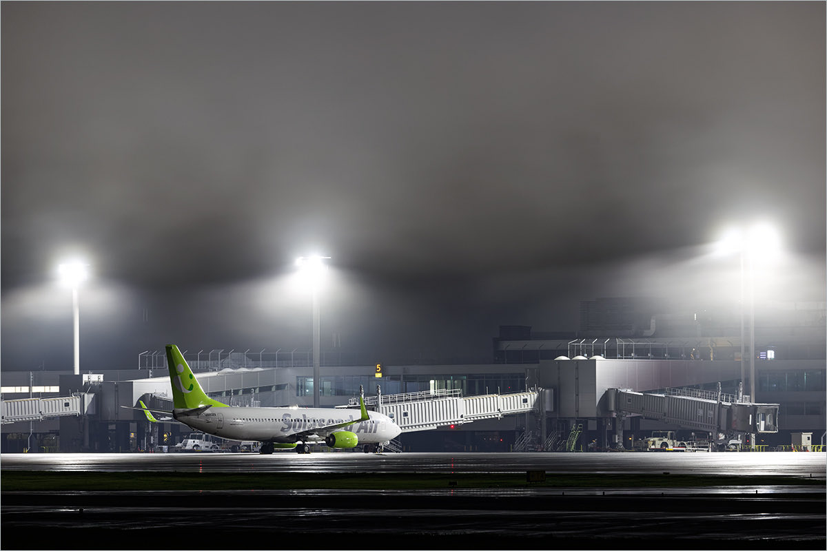 t_2ndFrame's tweet photo. 垂れ込めし雲 - 熊本空港
雲が低く垂れ込め、雲底はエプロン照明にかかるほどの高さに。
https://t.co/z0nKAga0YL https://t.co/yvWLIj6yKT