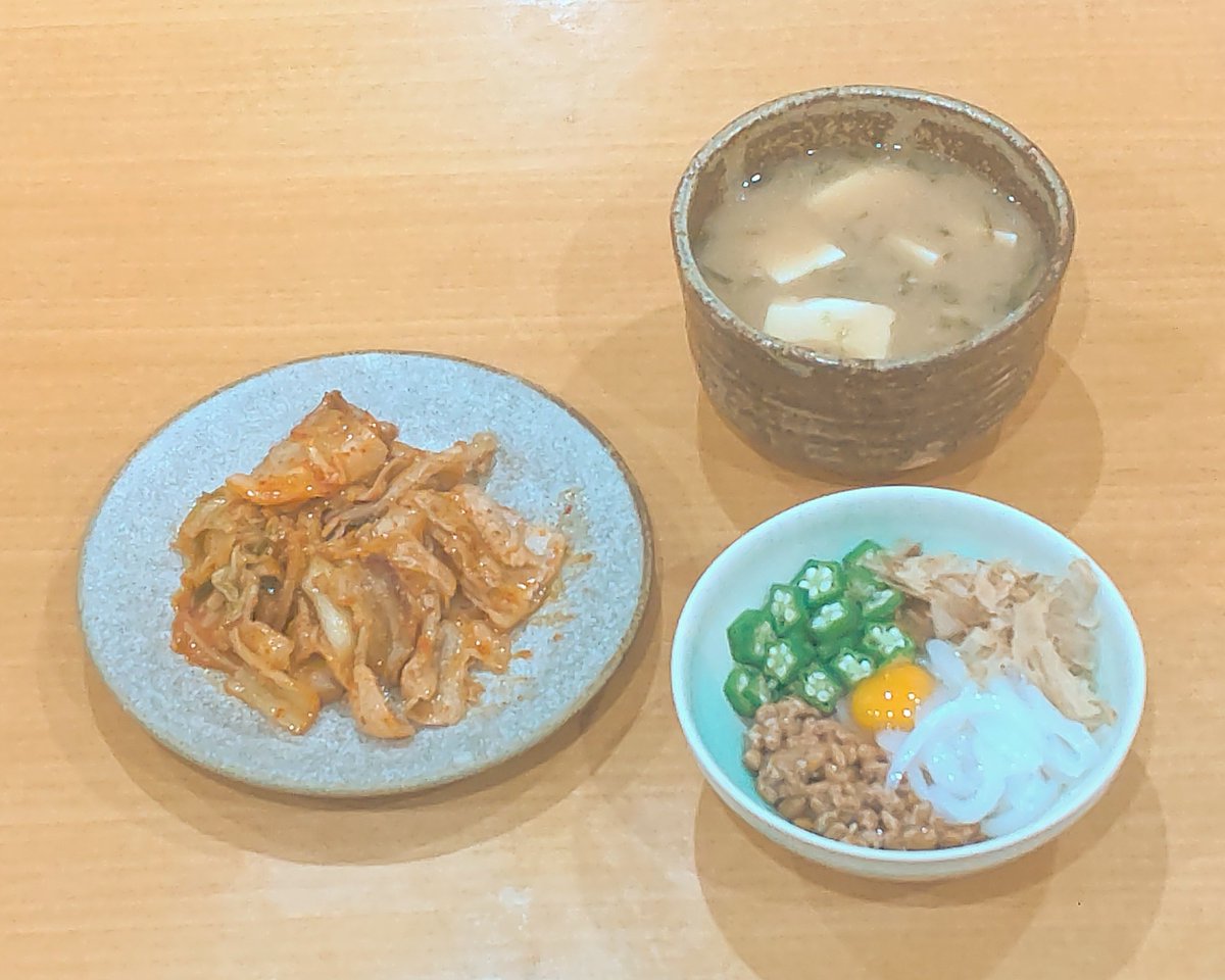 HiroboLimited's tweet photo. 今日の ＃晩ごはん

＃豚キムチ
＃イカ納豆
味噌汁の具は､アオサ：豆腐

＃介護ごはん　＃簡単レシピ https://t.co/mICgccsRAz