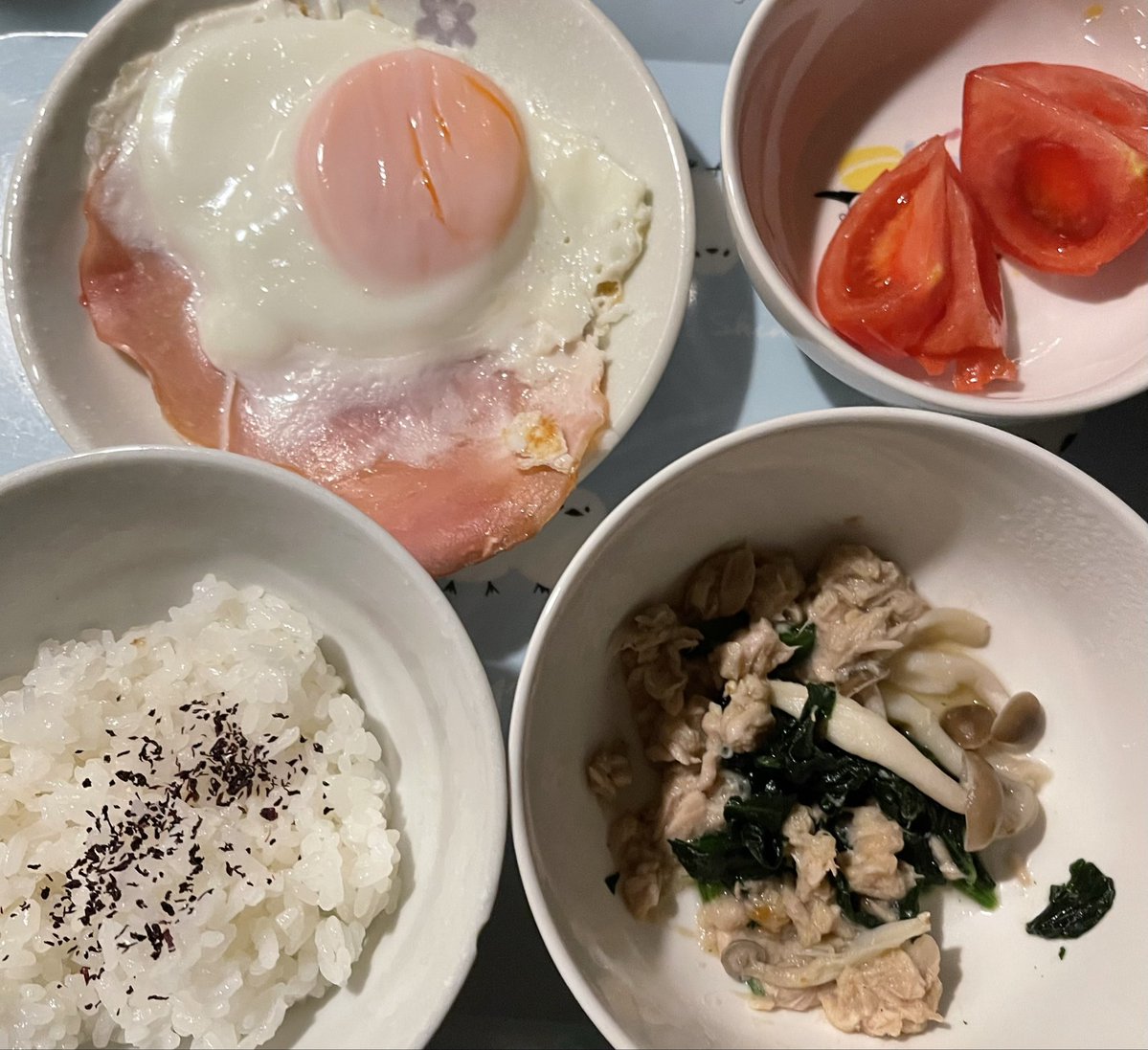 ilovesamuli's tweet photo. 今日の夜ごはん
#ゆかりごはん #ほうれん草とツナとしめじのコンソメあえ #トマト #ハムエッグ #夜ごはん #うちごはん https://t.co/1bVyxCNoCF