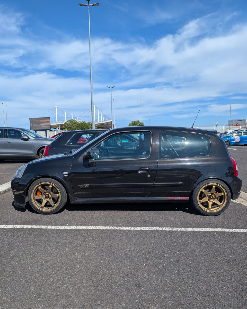 autobunker_OG's tweet photo. Spotted at the Eurotunnel terminal, a Clio 182 fully specced out for trips to the Nurburgring - roll cage, spoilers the works! A great car for track days, perhaps not the autobahn?!

#renault #clio182 #trackday #nurburgring #hothatch https://t.co/UCm39p1JX0