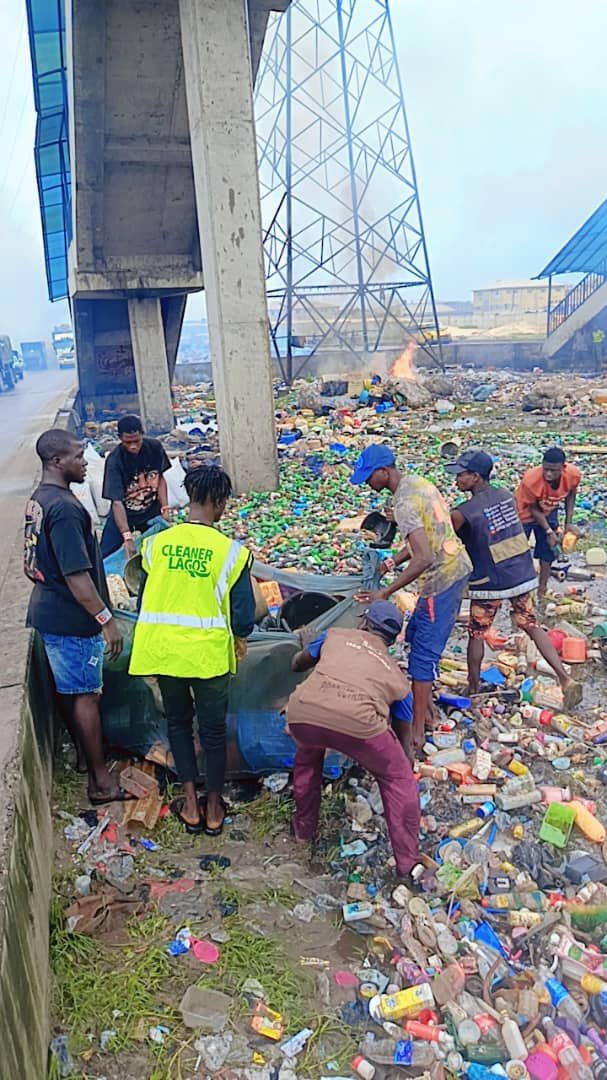 QueenAbeeke's tweet photo. @rrslagos767 @Lawma_gov @muyiwag @tokunbo_wahab The message is clear: Lagos will not tolerate the unlawful occupation of road infrastructure and public spaces.

#CleanerLagos #EnvironmentalRestoration https://t.co/wYLh8rcIj6