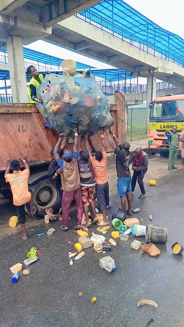 QueenAbeeke's tweet photo. @rrslagos767 @Lawma_gov @muyiwag @tokunbo_wahab The message is clear: Lagos will not tolerate the unlawful occupation of road infrastructure and public spaces.

#CleanerLagos #EnvironmentalRestoration https://t.co/wYLh8rcIj6