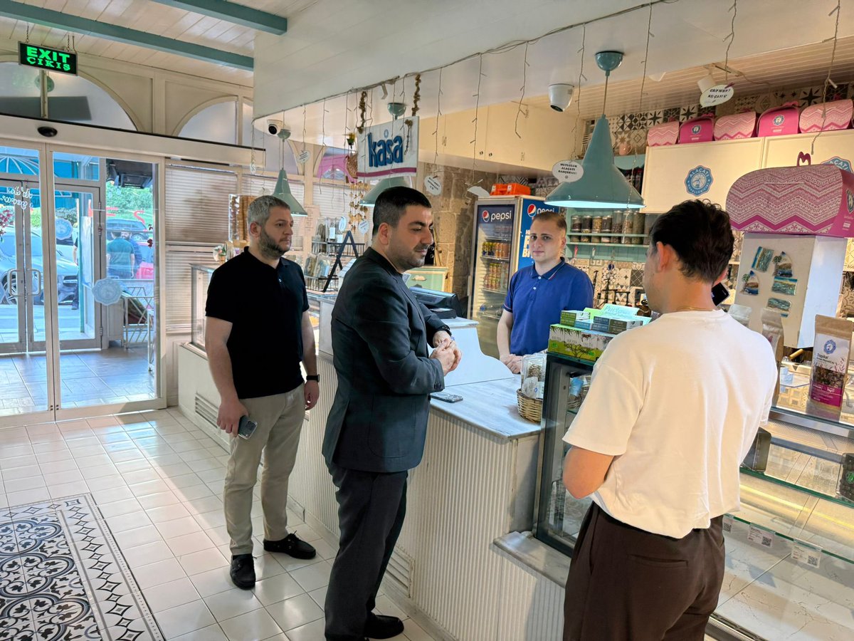 Karakopruak's tweet photo. Başkanımız Sayın Av. Orhan Çelik , Başkan Yardımcılarımızla birlikte Karaköprü esnafımızı ziyaret ettiler.
Her dükkânın kapısında gönül kapılarını araladık, hemşehrilerimizin talep ve önerilerini dinledik. Milletimizle kurduğumuz güçlü bağ, hizmet anlayışımıza yön vermeye devam ediyor.
Durmadan çalışıyor, Karaköprü’müz için sahada olmaya devam ediyoruz.

@RTErdogan @bybekirbozdag @abuyukgumus @hakanaksu058 @farukaytek @milhamigunbegi @avorhancelik