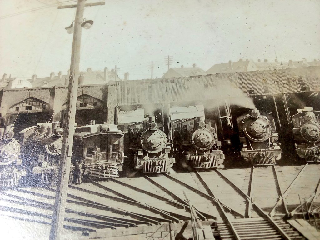 pieinthesky4's tweet photo. マニアック資料。
「操車場　大判写真」

蒸気機関車勢揃で迫力ある大判写真。
残念ながら裏書等ないため場所等不明。
背景の感からみて海外かな。。

#古写真
#鉄道写真 https://t.co/s0ImA1vSJi