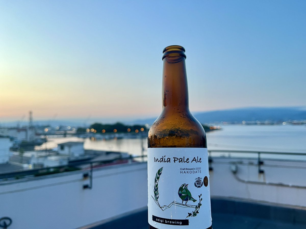 hop_alco's tweet photo. 全うハーバー至近のブリュワリで醸造されている、紫×緑のラベルのびーる。お店で生でも飲めますがボトルでも購入可能。
全うハーバーを眺めながら、というか全うハーバーに乾杯できるので、勝手に命名〈全うIPA〉です。苦めで濃くてとってもおいしい！さいこう！

#鯉月概念酒 💜💚 https://t.co/KtRDVeoFL6