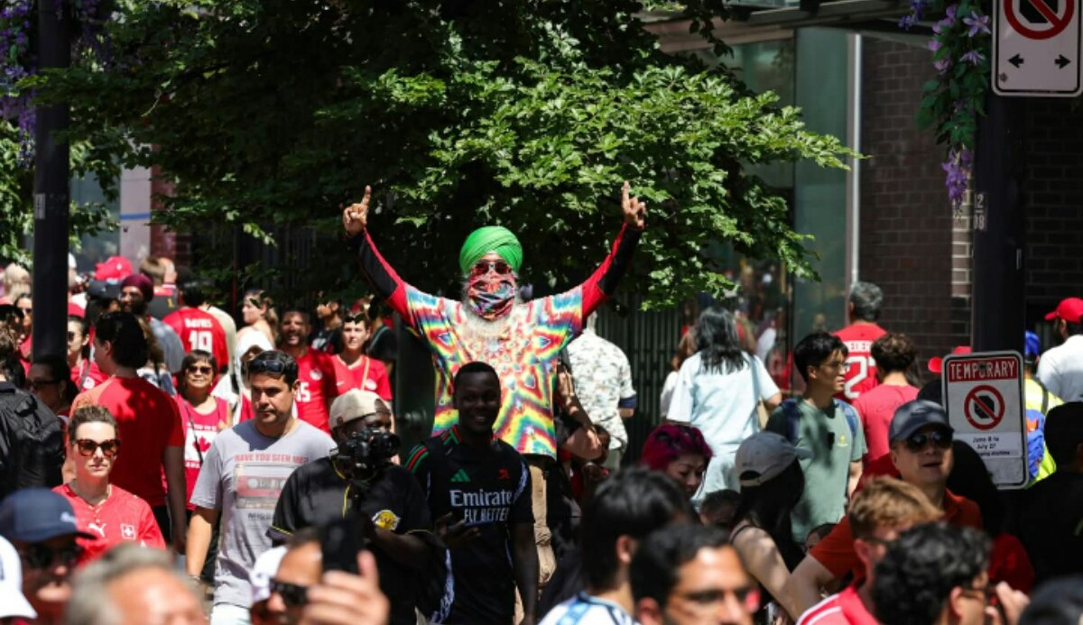 singhshadyhippy's tweet photo. FIFA WORLD CUP 2026 VANCOUVER 😎 TEAM CANADA
STREET PARTY ON GRANVILLE 😎  #granvillestreet 
#singhshady   #trippy   #psychedelicart   #hippies 
https://t.co/rnmIdmN88W  #tiedyeguy https://t.co/25tqzCYj51
