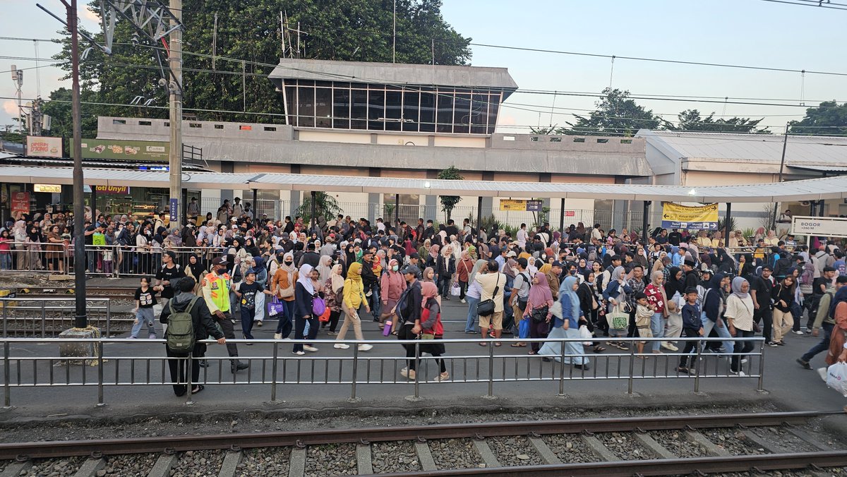 TiyaAndini's tweet photo. @CommuterLine https://t.co/ALKNQ2hqHb