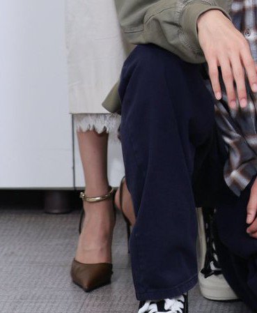 yugeonmoya's tweet photo. FUCK HYUI IS WEARING STILETTOS!!! https://t.co/ZmsMM9J0sd