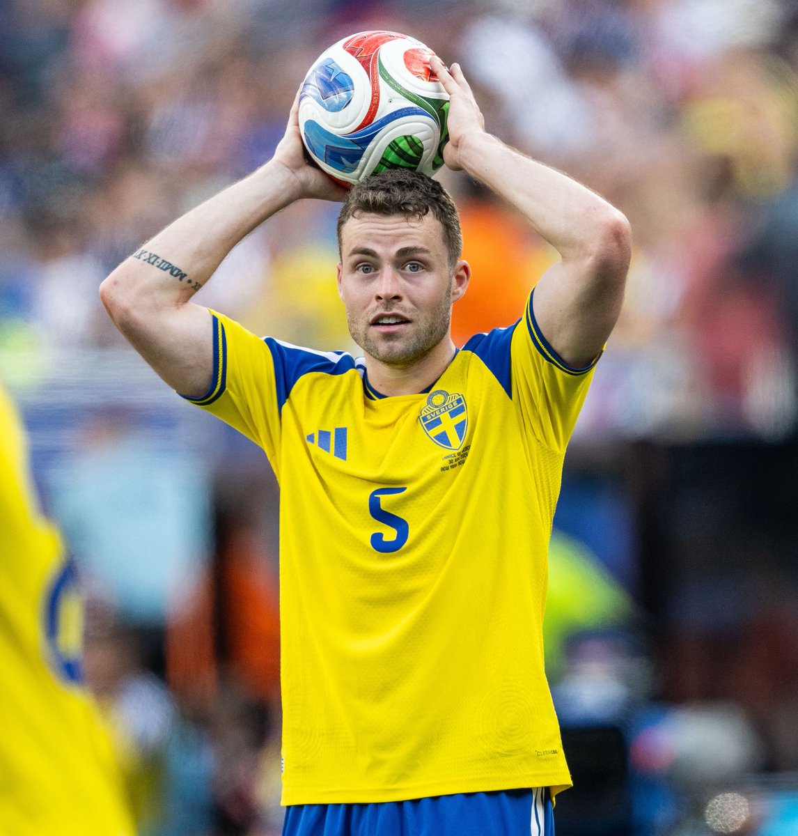 ActuFoot_'s tweet photo. 🚨 Gabriel Gudmundsson 🇸🇪 : « AVEC AUTANT DE STARS, LES ARBITRES SIFFLENT PEUT-ÊTRE MOINS. Ils auraient pu siffler bien plus souvent. 😳

C'EST CE QUI SE PASSE QUAND ON AFFRONTE LA FRANCE 🇫🇷. 🥶 »

🗞️ @Expressen via @RMCsport https://t.co/dGy5CNM6y5