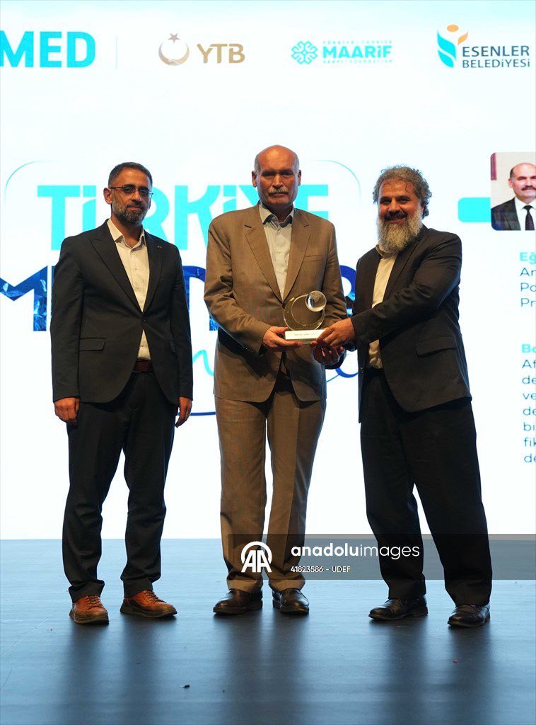 merhabafrika's tweet photo. 🏆 Türkiye Mezunlarına Küresel Ödül

📌İstanbul’da düzenlenen Türkiye Mezunları Günü programında, Türkiye’de eğitim alarak uluslararası alanda başarı elde eden isimlere ödülleri takdim edildi.

📌UDEF, YTB ve TUMED iş birliğiyle düzenlenen programda ödül alan isimler:

🏅 Diplomasi: Orhan Murtezani
🏅 Ekonomik Etki: Ramile Velioğlu
🏅 Bilim ve Akademi: Doç. Dr. AFM Shahen Shah
🏅 Küresel Etkileşim: Uzm. Dr. Abdellatif Mounadil
🏅 TUMED Özel Ödülü: Prof. Dr. Ahmet Kavas