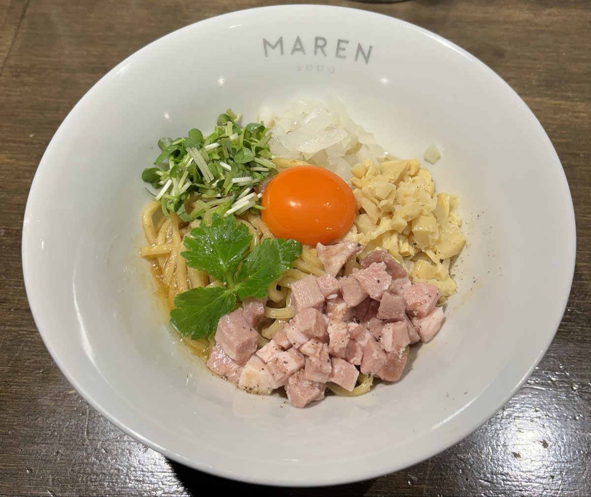 sawnochichi's tweet photo. 【MAREN】
しょうゆまぜそば ミニ飯付

宿の近くで検索をかけて見つけ、土砂降りの中を意を決してかけて行った麺屋さん
店内の雰囲気も店員さんの対応も麺も卵黄もカイワレも刻みタマネギもコロコロチャーシューもすべて良いのでぐちゃぐちゃのまぜまぜにして食しましたよっと
最後は追い飯で綺麗に ね https://t.co/h5GLYxVFj5