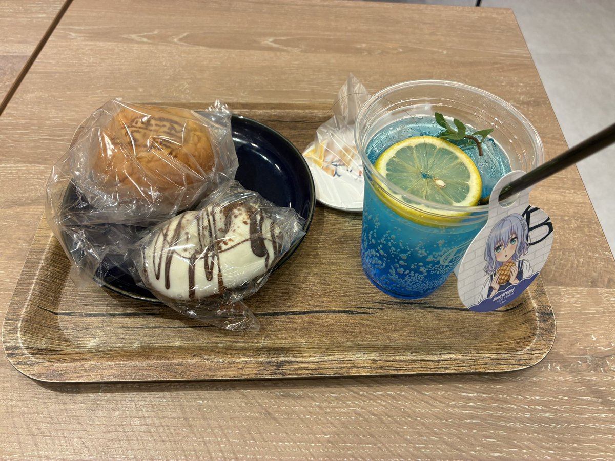 masiro0440's tweet photo. 学校終わりにたまたま定期内にお店があったので行ってきました‼️
滅多にオシャレなお店に行かないので緊張した笑
全部気になったけどどーなちとあんぱんそしてましろのドリンクを頂きました😋
めっちゃ美味しかった〜
#Rbaker #バンドリ https://t.co/CUBJetCf5S