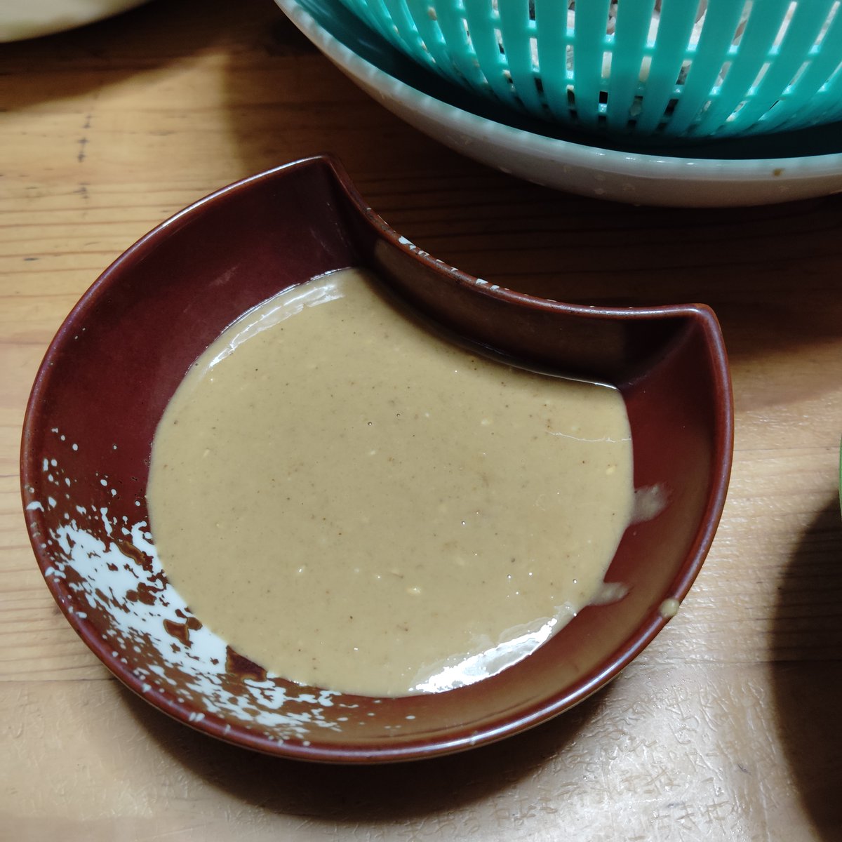 cocoatalkopen1's tweet photo. 妻は「ごまだれ」への愛情が半端なく、「自分で作れる」と知ってからしょっちゅう味を調合しています。今回は中国のごまペースト「芝麻醤」を買ったので「ごまだれ」に入れこんで見ました。溢れる「ごま」のコク。
＃おうちごはん https://t.co/1fUQyNoaAb