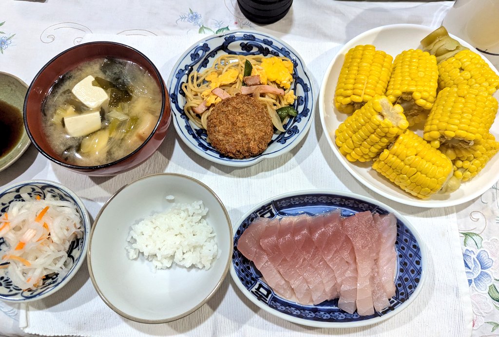 KatuMk3's tweet photo. マグロ、トウモロコシ、酢の物、メンチ、スパゲティ、味噌汁也(｀･ω･´)ゞ https://t.co/tiE0DSaDTa