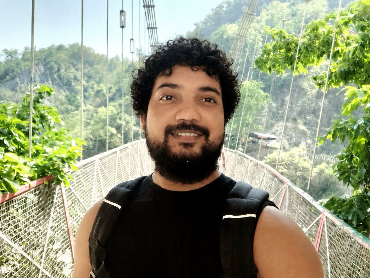 AnkitGuryan's tweet photo. हैरत है कि हम लोग भी ठुकराए हुए हैं,
हम जैसे तो सीने से लगाने के लिए थे। https://t.co/hLxtH7WV5u