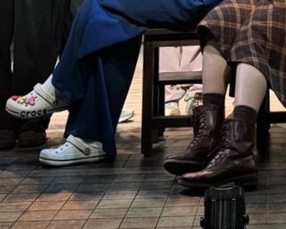 fkdslv's tweet photo. 와중에 연하는 구두 신고 잇는데
연상은 크록스 신고 잇는거 진짜
박박 웃기고 귀여움 https://t.co/dW1iEUDGTZ