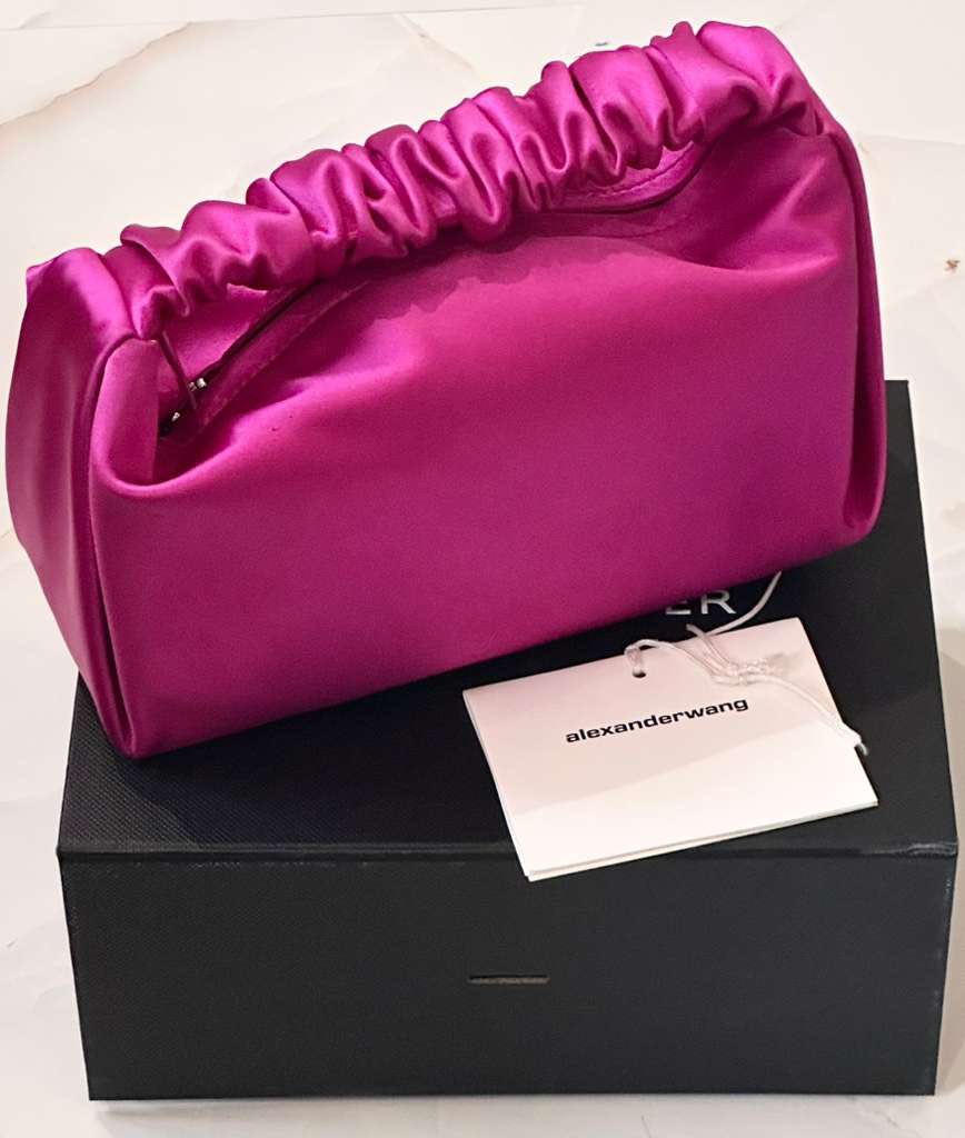 narasconsignmnt's tweet photo. Alexander Wang scrunchie mini bag
Used in good condition
$350
#narasconsignmentstore #alexanderwang #scrunchiebag #luxuryshop https://t.co/SD5rnOKObn