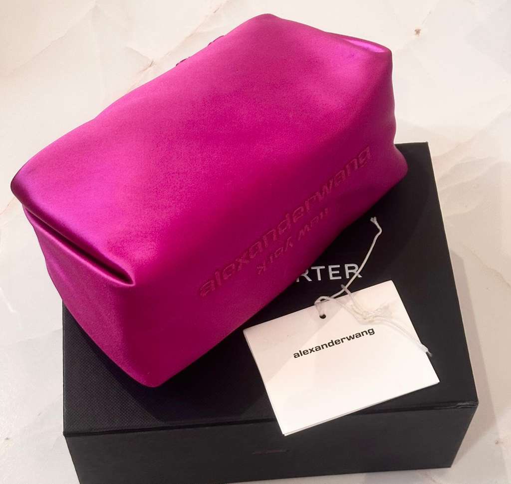 narasconsignmnt's tweet photo. Alexander Wang scrunchie mini bag
Used in good condition
$350
#narasconsignmentstore #alexanderwang #scrunchiebag #luxuryshop https://t.co/SD5rnOKObn