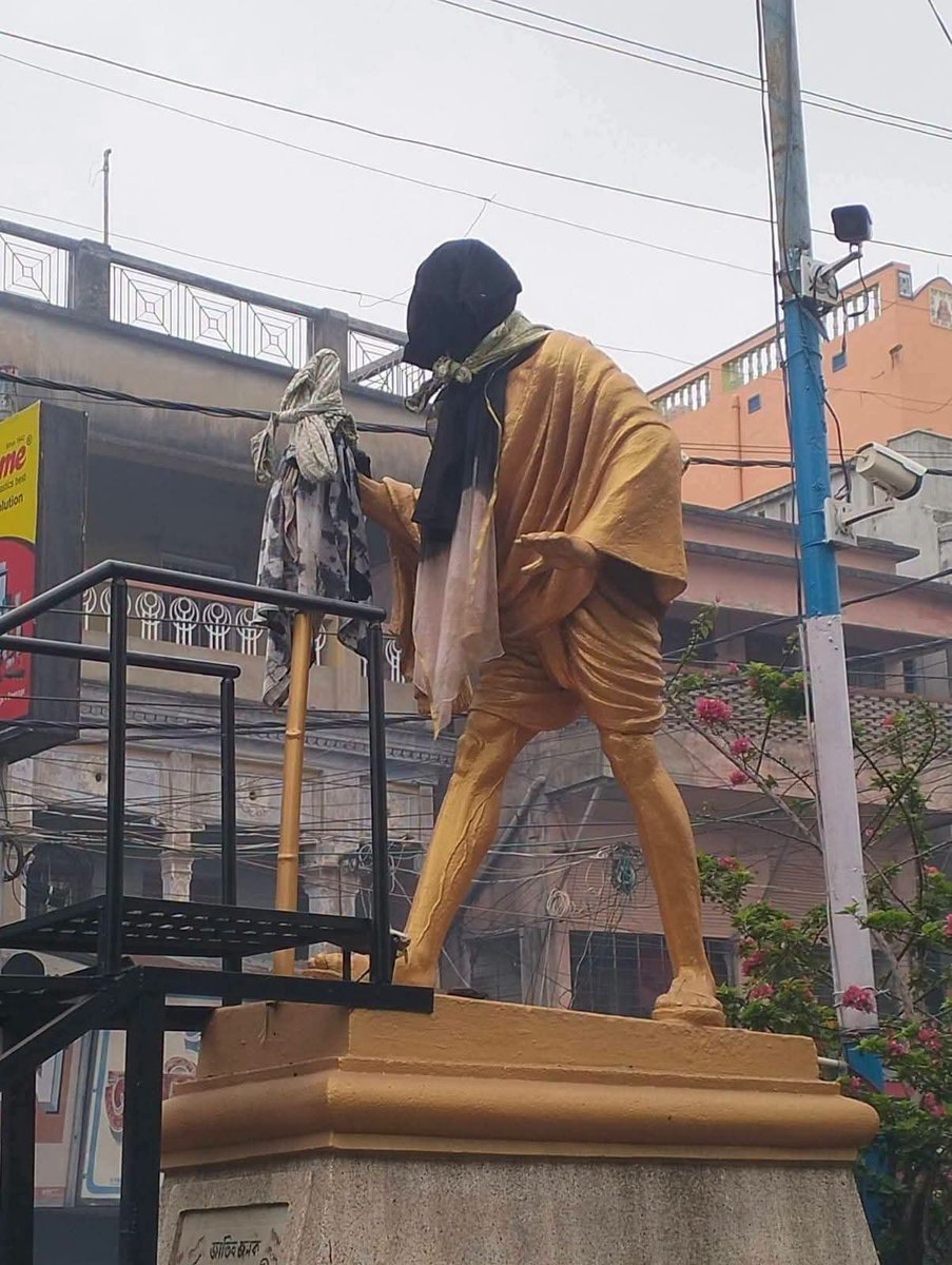 AITCITwing's tweet photo. Mahatma Gandhi the Father of our Nation is revered across the world. Yet his statue at Katwa Station Bazar was disgracefully vandalized.

Strongly condemn this shameful act. A govt obsessed with forcing apologies seeks to undermine India's freedom struggle &amp; its freedom fighters. https://t.co/jfGBDX0zaM