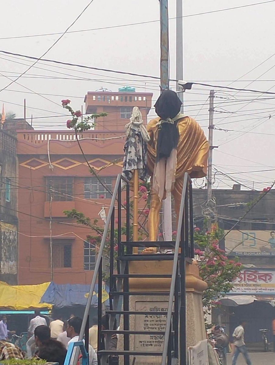 AITCITwing's tweet photo. Mahatma Gandhi the Father of our Nation is revered across the world. Yet his statue at Katwa Station Bazar was disgracefully vandalized.

Strongly condemn this shameful act. A govt obsessed with forcing apologies seeks to undermine India's freedom struggle &amp; its freedom fighters. https://t.co/jfGBDX0zaM