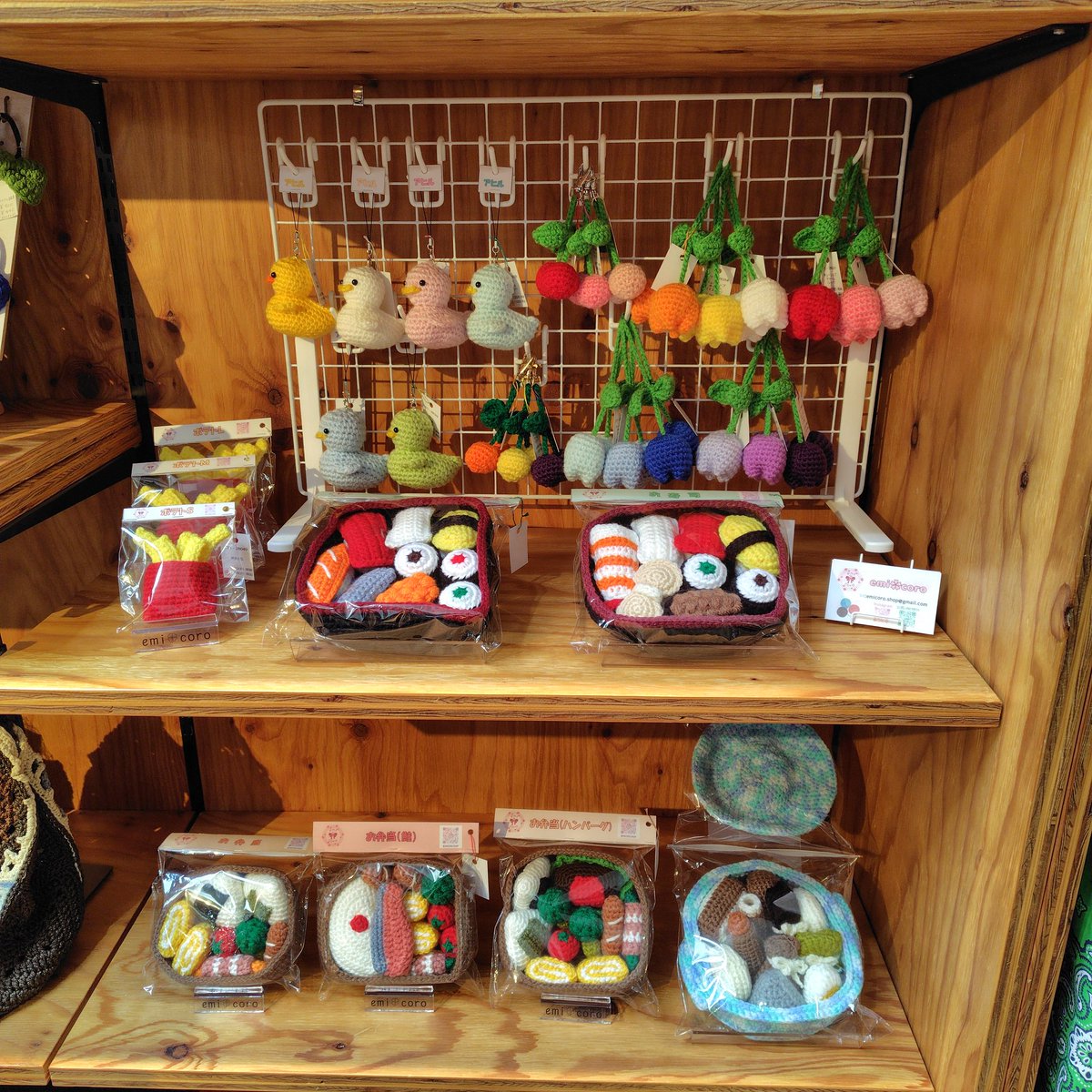 6263Aranami's tweet photo. 本日、 #岩瀬書店富久山店プラスゲオ 様にて委託販売を再開しました👏⁡
⁡今回は、チューリップチャーム🌷とさくらんぼチャーム🍒が初お目見えしております✨⁡
お近くにおいでの際は、ぜひお手に取ってご覧下さい🥰⁡
⁡⁡
⁡ #あみぐるみ  #おままごと  #委託販売  #かぎ針編み https://t.co/Du01QmtaPm